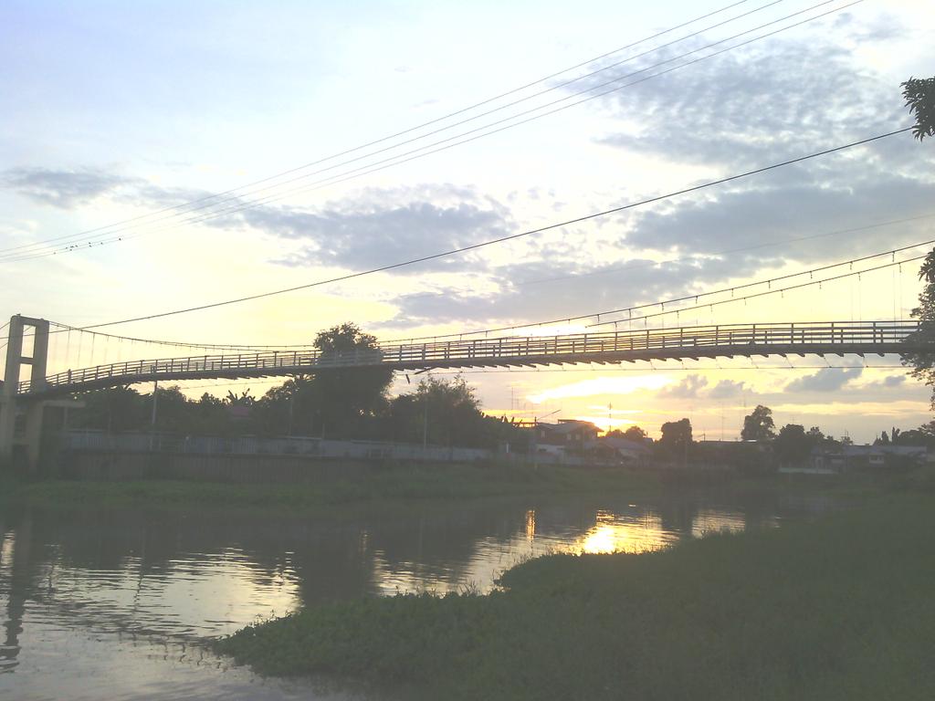 santinant87's tweet photo. @go2thailandเชิญร่วมสมทบทุน สะพานแขวน วัดวิหารทอง อ.สรรคบุรี จ. ชัยนาท แหล่งท่องเที่ยวเชิงพุทธ http://t.co/52MYr4UkyB
