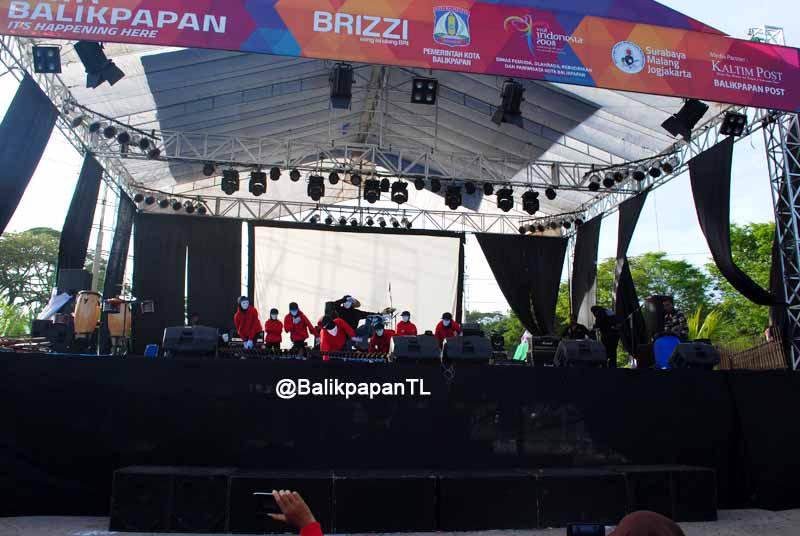 BalikpapanTL's tweet photo. #TLFoto Panggung @PekanRayaBpn digoyang @WobCruise23 #PRB2014 http://t.co/PLCOt0r9zP