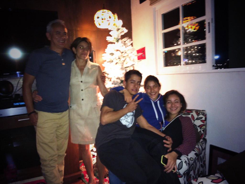 sisiwiwowkkw's tweet photo. Ya pusimos el #ÁrbolDeNavidad en casa, les comparto esta pic, qué tal les quedó a ustedes su árbol??? #Charoladas 😝🎄🎅 http://t.co/6VTkM0i1wH