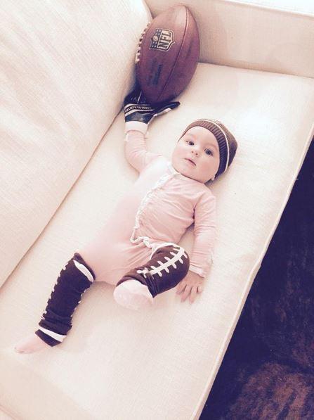 10TampaBay's tweet image. #SamPonder posts photo of baby adorably recreating #OdellBeckham Jr.&apos;s catch