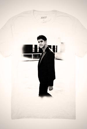 OfficialSoMo's tweet photo. 1 fan who retweets my last tweet will win this Official "SoMo" Tee! Winner will be announced Wednesday. http://t.co/l4mOvLkxH0