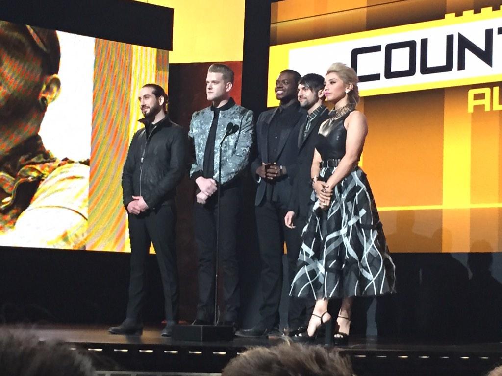 Kevinptx2's tweet photo. "@KOlusola: What an honor to intro the performance to "Bang Bang" at @theAMAs!

http://t.co/UzrSZZGFVD http://t.co/e7lnzgIe5q"