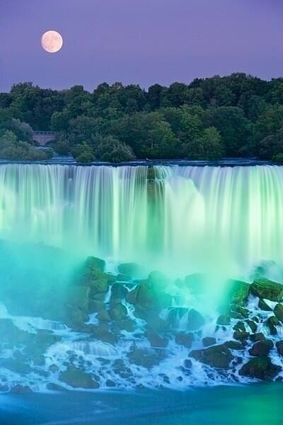 EverydayWow's tweet photo. Full moon over Niagara Falls http://t.co/fMrRAec65H