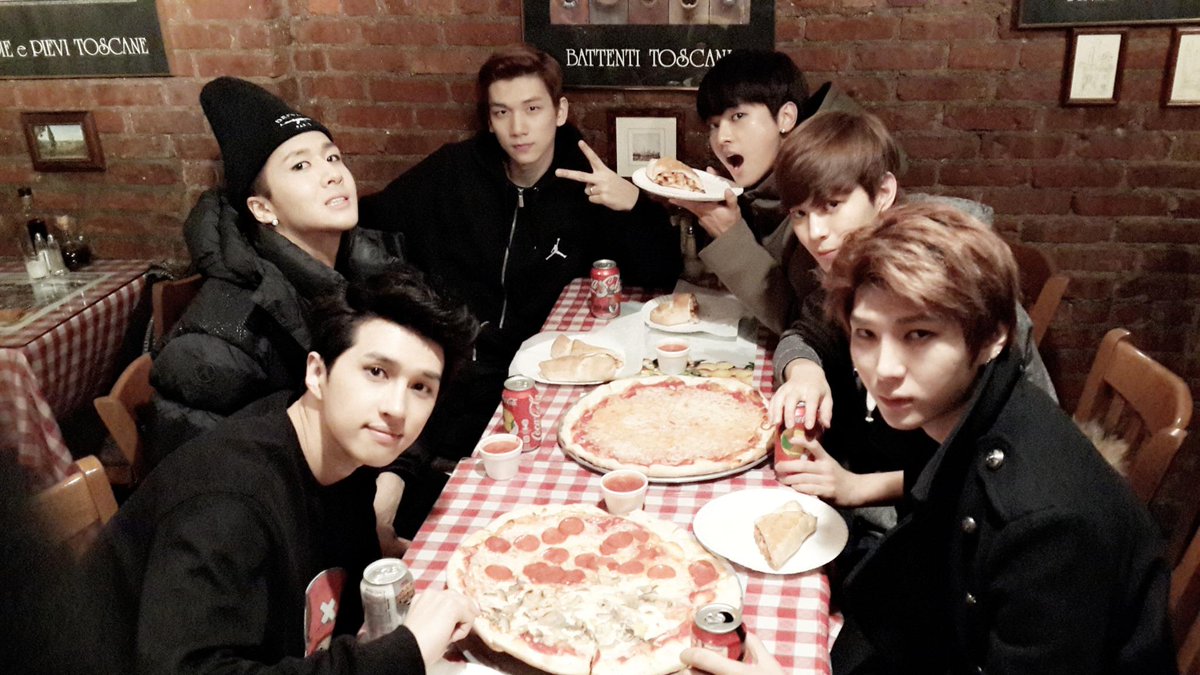 RealVIXX's tweet photo. 나는 로빅이다. 미국 쇼케이스 그 두 번째 뉴욕 공연을 무사히 마치고 피자를 먹으러 온 #빅스 요원들이다. 열띤 응원을 보내준 별빛요원들 고맙습니다! 또 만나자. http://t.co/forc1KCLay