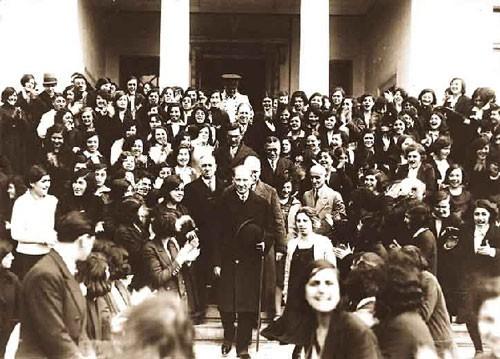Başta, Başöğretmen Mustafa Kemal Atatürk olmak üzere tüm 
öğretmenlerimizin Öğretmenler Gününü Kutluyoruz.