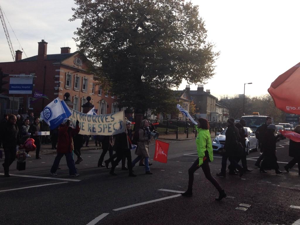 nhdbowen's tweet photo. Excellent marching between the lights. #fairpayformidwives @KingsCollegeNHS @frankwoodunite http://t.co/fVndjEs5tA
