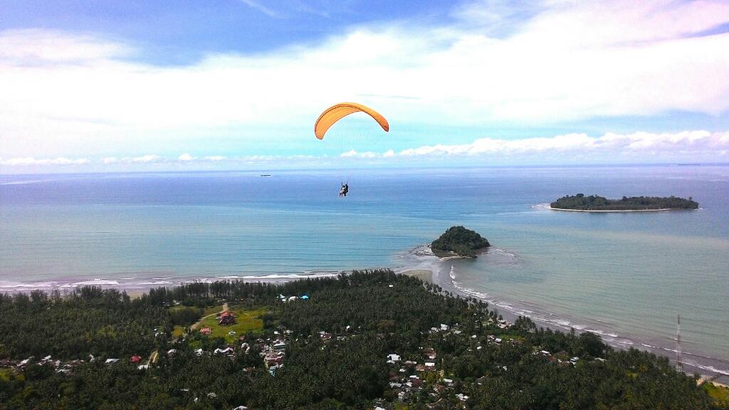 RT <a href="/elyudien/">Kapan Kita Kemana</a>: Kuingin terbang bersamamu wahai mentariku #Paralayang #Padang