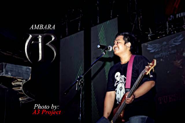 Afterain_Bali's tweet photo. @iamambara #Bassist at Locally Session Boshe 4 November 2014 Supported By @MouvaisCloth http://t.co/VfSq37YtDZ