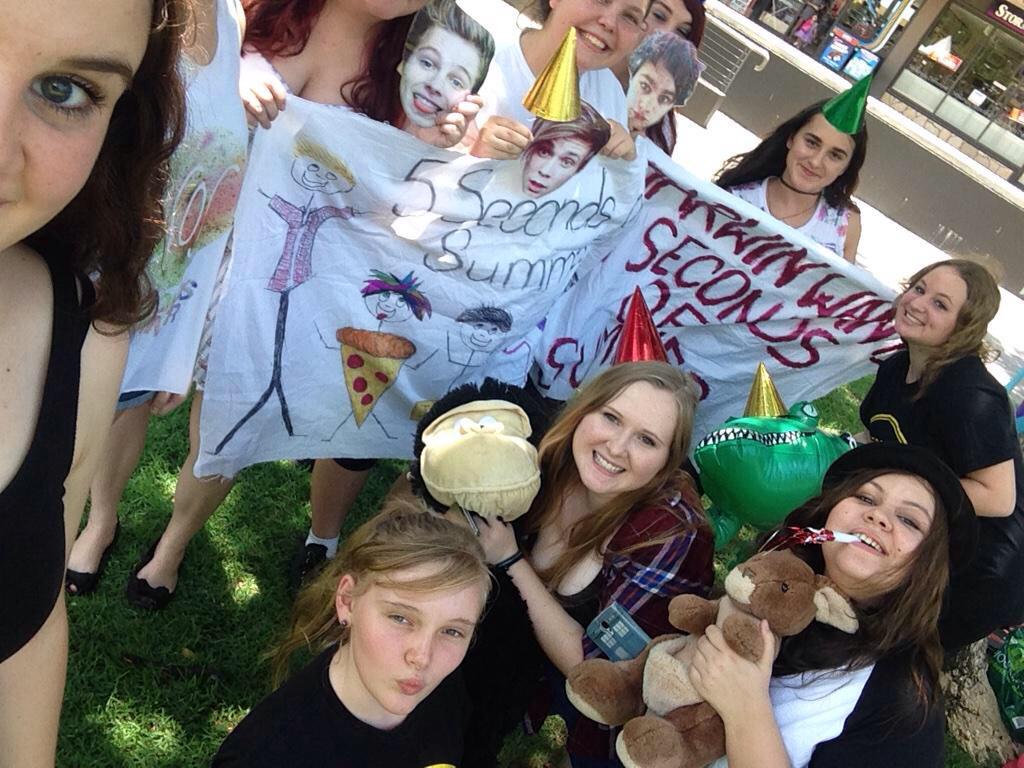 5SOSDarwin's tweet photo. We had our 4th meet up! We had a party for Michael's birthday, very hot but a great time #5SOSMeetUp #5SOSFamMeetUp http://t.co/KFIwor8JHt