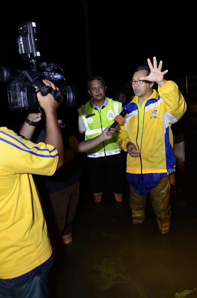 Semalam saya meninjau kawasan yang dilanda banjir di Perlis.