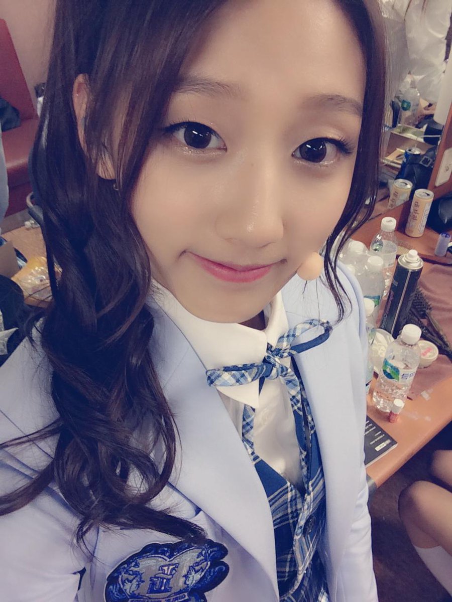 [#Lovelyz] 월요병을 날려줄 #러블리즈 멤버들의 Behind CUT이 업데이트 되었습니다! 막내 예인이의 셀카는 보너스로 저장하시고  예쁜 사진들 보러오세요!! ▶cafe.daum.net/wlgirls/WHed/6