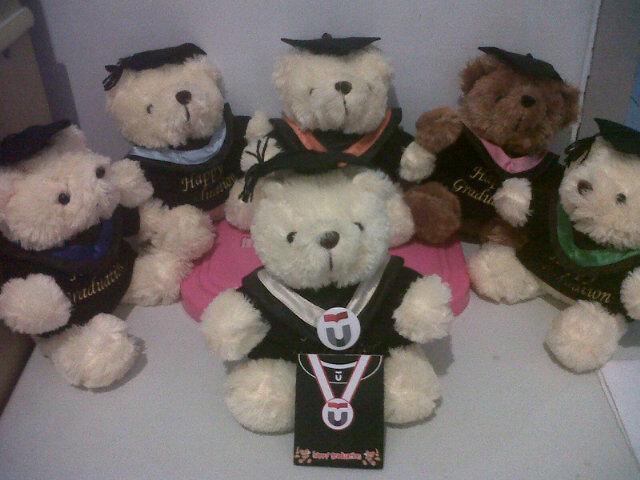 DollGradoll's tweet image. @BEMUnitel READY graddoll. Edisi UNTEL dgn toga,jubah,slayer,pin univ,card n bag.Uk small-big hrg dri 70rb-175rb.