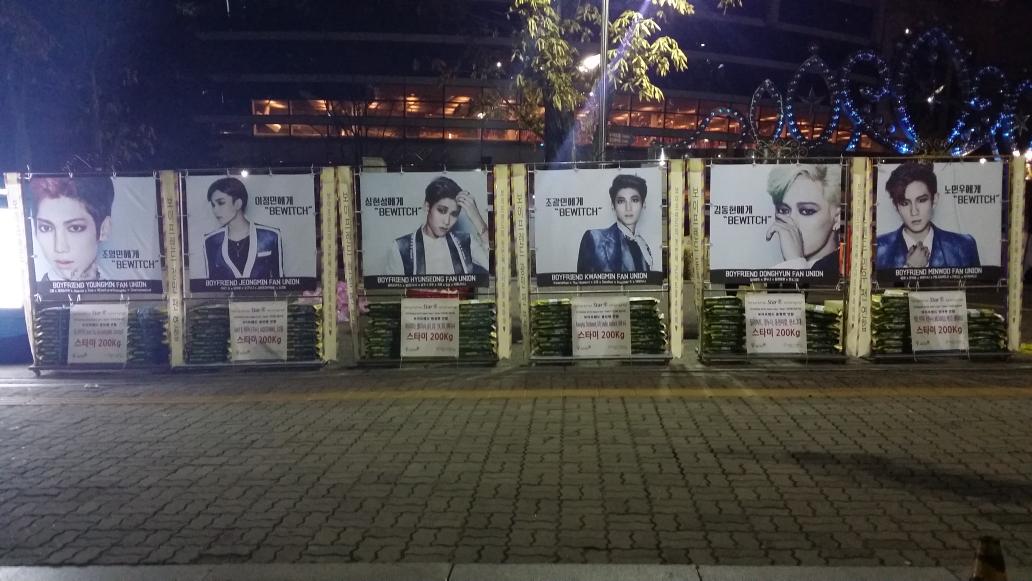 starme9's tweet photo. 2014 Boyfriend 콘서트 
{Bewitch}
보이프렌드 응원 STARME 쌀화환
보이프렌드 연합
스타미 1200kg http://t.co/dAr38kKUjd