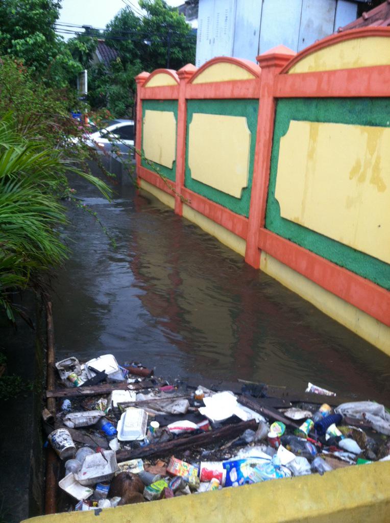 sendydado's tweet photo. Akibat sampah di gorong pasar pondok labu dan sekitarnya jadi banjir di sman 34 http://t.co/4BHPRO4oIn