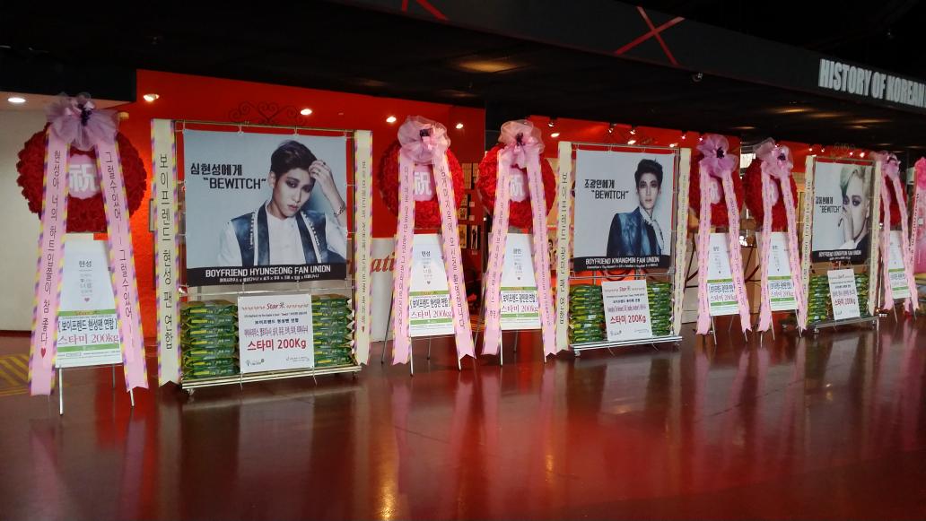 starme9's tweet photo. 2014 Boyfriend 콘서트 
{Bewitch}
보이프렌드 응원 STARME 쌀화환
보이프렌드 연합
스타미 1200kg 
http://t.co/hQZw5FCnxK http://t.co/L07P51D0z9