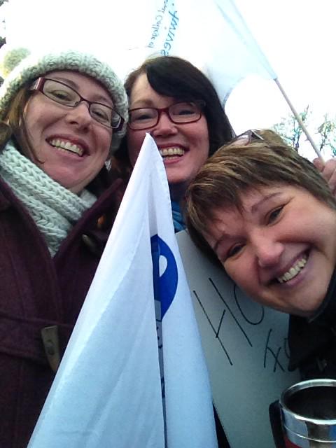 kazb1981's tweet photo. Picket line selfie! @MidwivesRCM #NHSFairpay #toot #FairPayForMidwives http://t.co/P85dYL7AVy