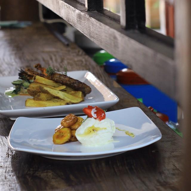 {Dessert} Palm Banana
Caramelized Fried Banana with Palm Sugar and Homemade Vanilla Ice Cream <a href="/escoresto/">ESCO Restaurant</a> >>