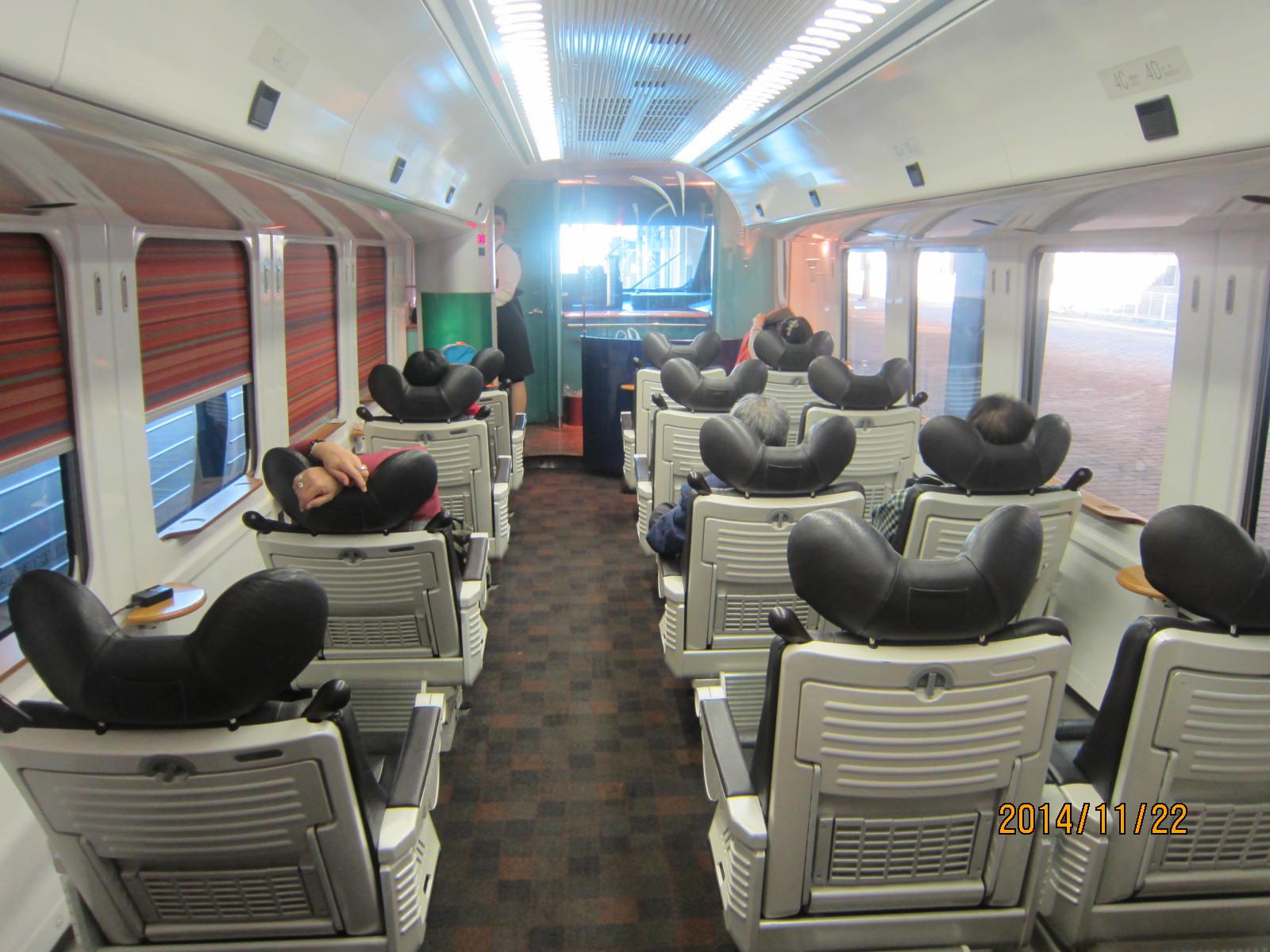 Shimazuki ｊｒ九州ソニックグリーン車での発見 １ グリーン車は１両目なので全面の景色を見ることが出来ます ２ ３列の革張り電動リクライニングシートです ３ キャビンアテンダントが飴とおしぼりを席まで持って来てくれます 終わり Http T