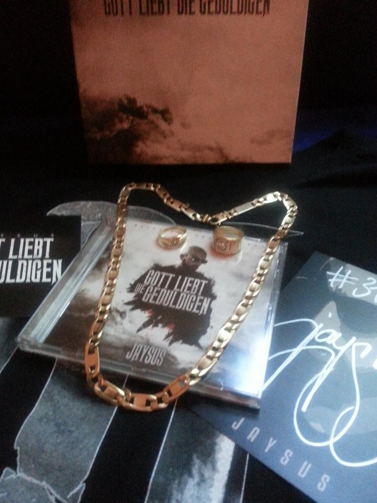 atha1980's tweet photo. Knaller Bilder für ein Knaller Album. 
Super Kombination 
Griechischer GOLD Rapper 
#gldg Album Nr 1 http://t.co/UYFqdJ1Za6