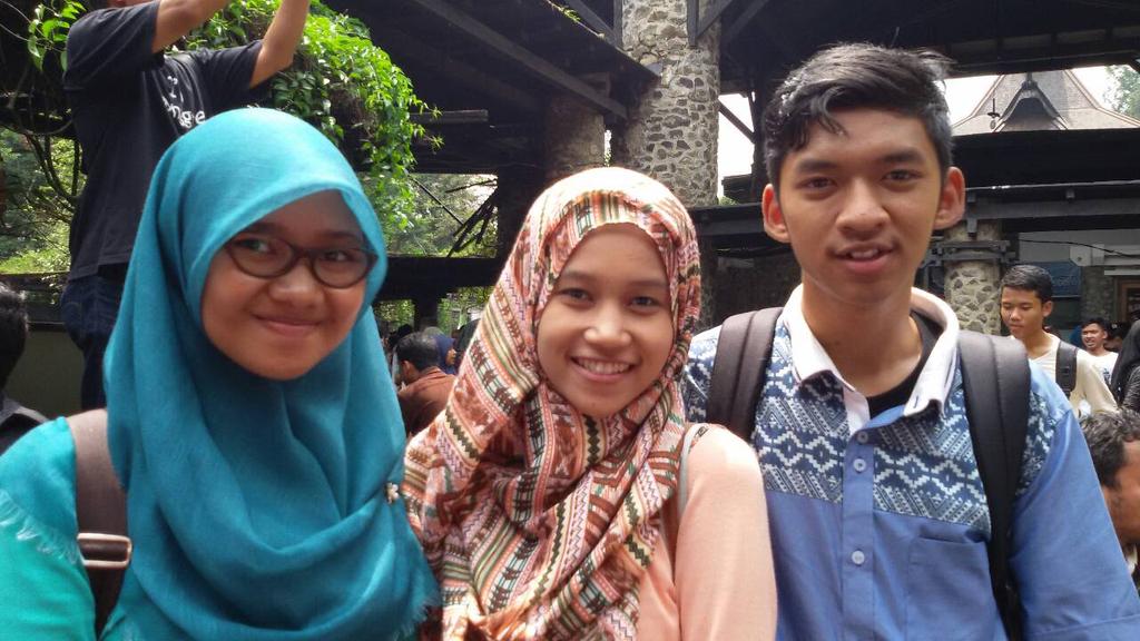 IACJ_Bandung's tweet photo. Ini foto beberapa saudara kita saat pasar seni di ITB kemarin 😁 http://t.co/et7IF1pHOX