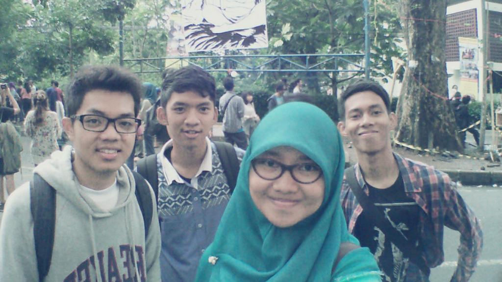 IACJ_Bandung's tweet photo. Ini foto beberapa saudara kita saat pasar seni di ITB kemarin 😁 http://t.co/et7IF1pHOX