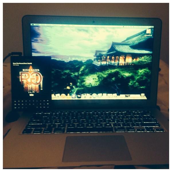 Ghis_Perrier's tweet photo. Un bon "Burn The House" (Feat. Detail) dès le matin... #RichGang #EnMode http://t.co/nLZUAbGC19