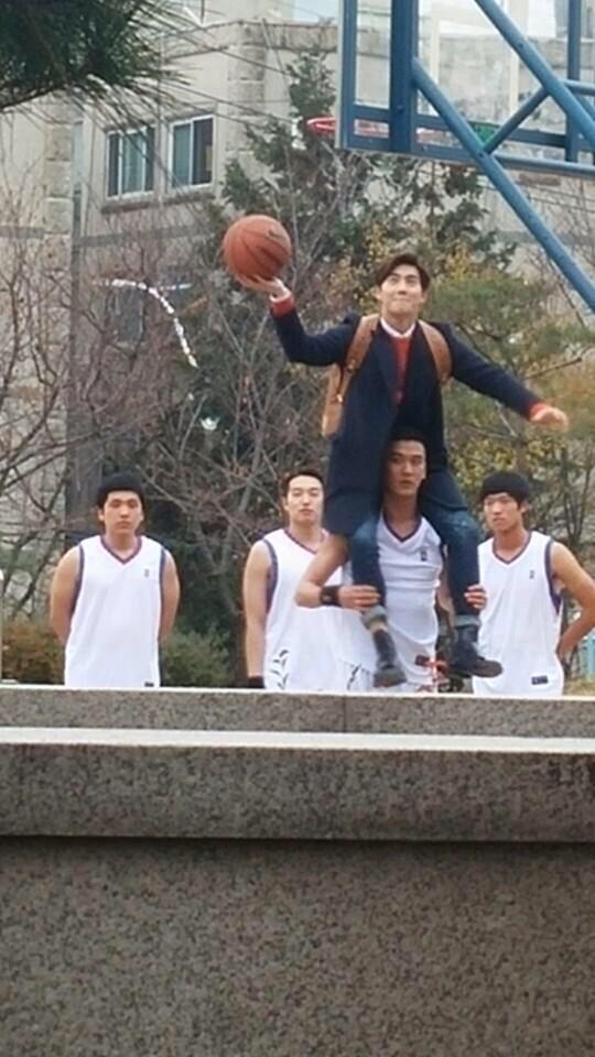 jayffeine's tweet photo. ลีดเดอร์ฝั่งK vs. ลีดเดอร์ฝั่งM เล่นบาส

#โอ้ยทำไม .... 55555555555555555 http://t.co/jSeBzwkCaD