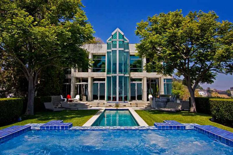 огромный белый дом дворец в сочи. роскошное здание. бунгало в сингапуре. дом стаса михайлова в агаларов эстейт. резиденция версаль рублевка.