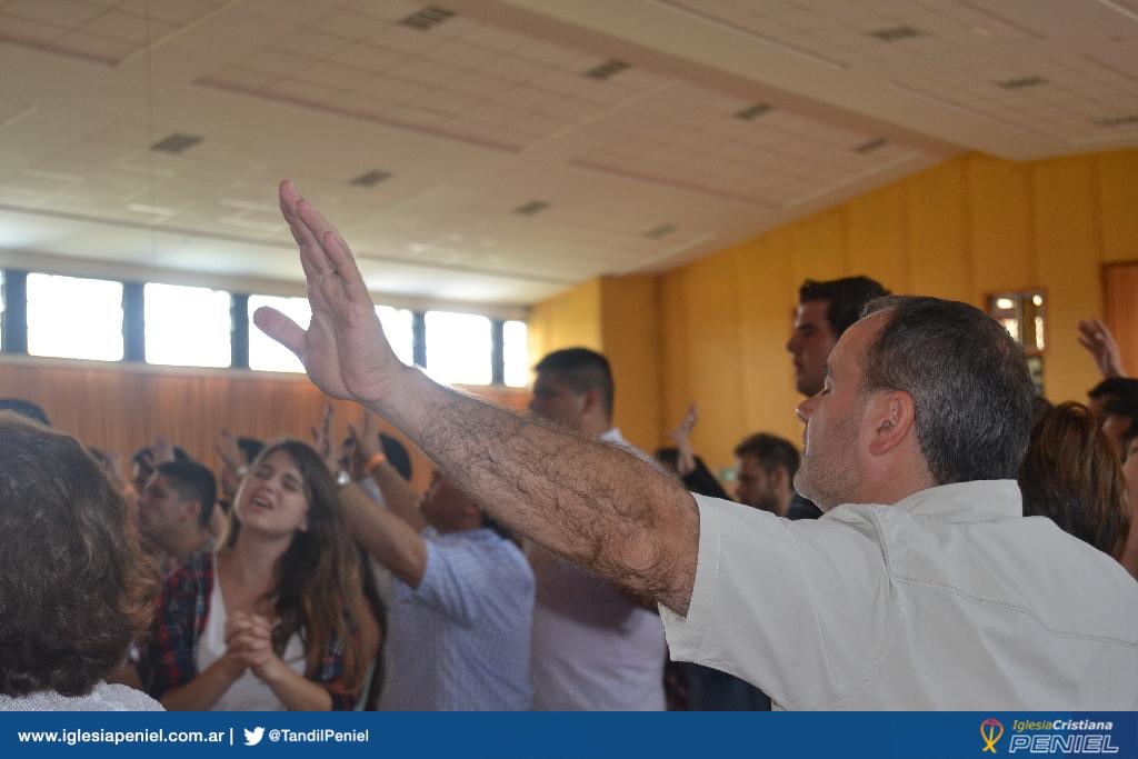 IglePeniel's tweet photo. Hermoso cierre del @CongresoPeniel. Todos juntos adorando a nuestro Señor. http://t.co/zx75DItlEx