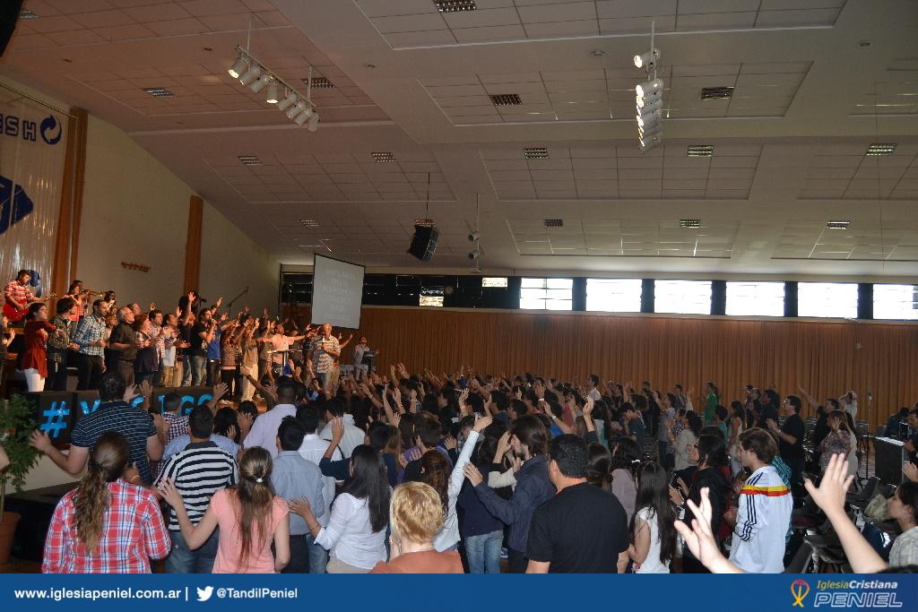 IglePeniel's tweet photo. Hermoso cierre del @CongresoPeniel. Todos juntos adorando a nuestro Señor. http://t.co/zx75DItlEx