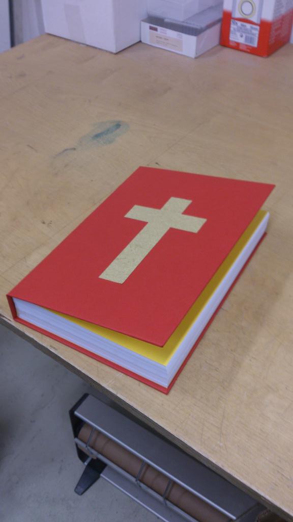 PonsteenPrint's tweet image. Ja, zelfs het boek van de Sint wordt bij ons gemaakt