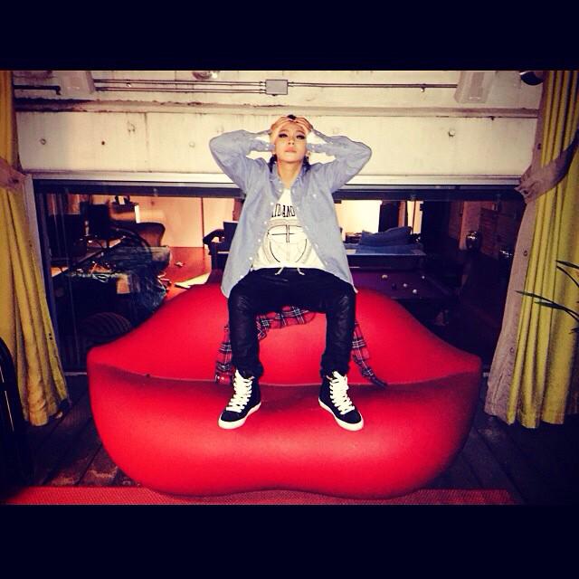 2NE1indo's tweet photo. RT @chaelinCL: !!! http://t.co/1jh7Q6aISw http://t.co/bSC2GFqPj5
