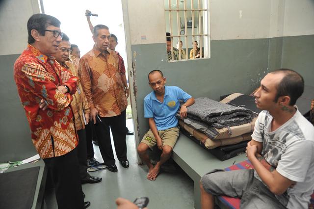 Menjenguk napi narkoba. Seharusnya pecandu direhab, pengedar dihukum berat! 50% Lapas &amp; Rutan diisi Junkies.