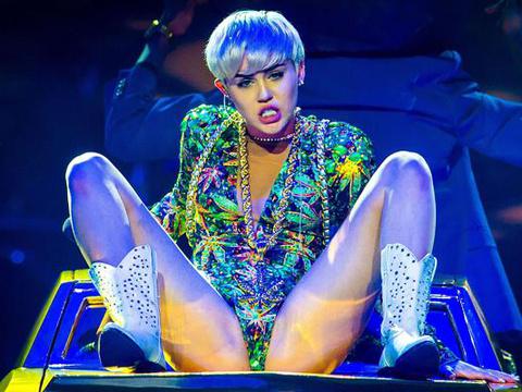 supermegadrivin's tweet photo. Voilà bientôt 8 mois que les 2 genoux de Miley Cyrus ne se sont pas touchés. On pense à eux. http://t.co/oFyzk3NEMP