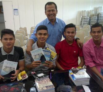 Fightandgoal's tweet photo. Selamat malam #RaditFans kuliah perdana boss kita nih (ยดโฃ`สฦช) http://t.co/iuigE3BJ4B
