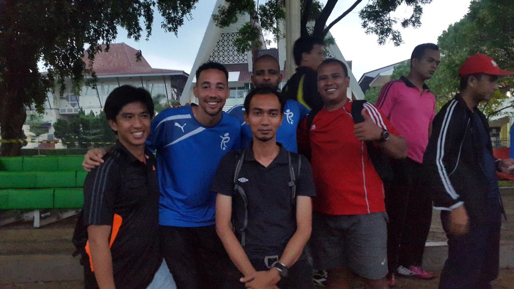 jaka_andrea23's tweet photo. Good to know your story man, @11RyanSmith. Good luck. Enjoy your trip in Indonesia. http://t.co/g1jrX5M4jr