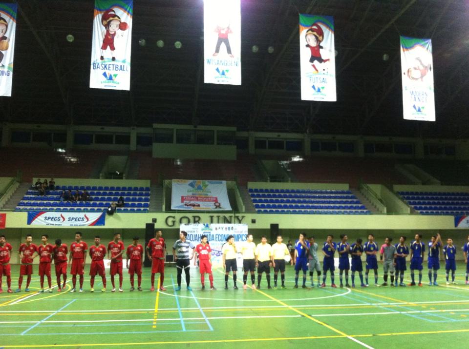 GMEconolympics's tweet photo. Final futsal SMA antara SMK 5 Yk vs SMA Muhammadiyah 7 dimulai! #GME2014 http://t.co/BxpFaCtI7e