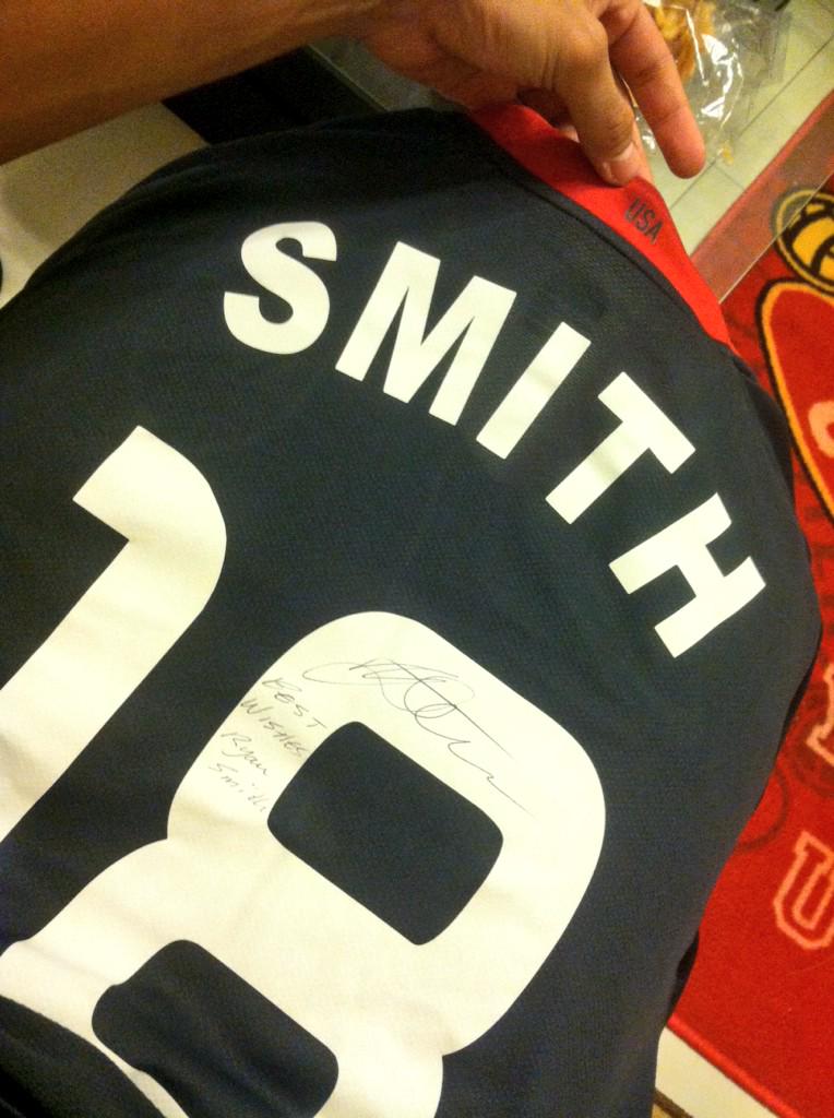 danielrk4's tweet photo. Thank u @11RyanSmith for the signed jersey! #mademyday #thisguyisaballer http://t.co/92jMbnhQo0