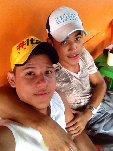 8Lukinha1's tweet photo. eu e meu parceiro #alefe joia http://t.co/ppuNjiHl9g