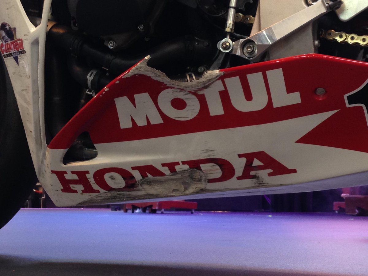 HondaUKBikes's tweet photo. Check out the battle scars on @jm130tt's @iom_tt Fireblade. #MotorcycleLive #PowerOfLean http://t.co/sGkiEiZjEZ