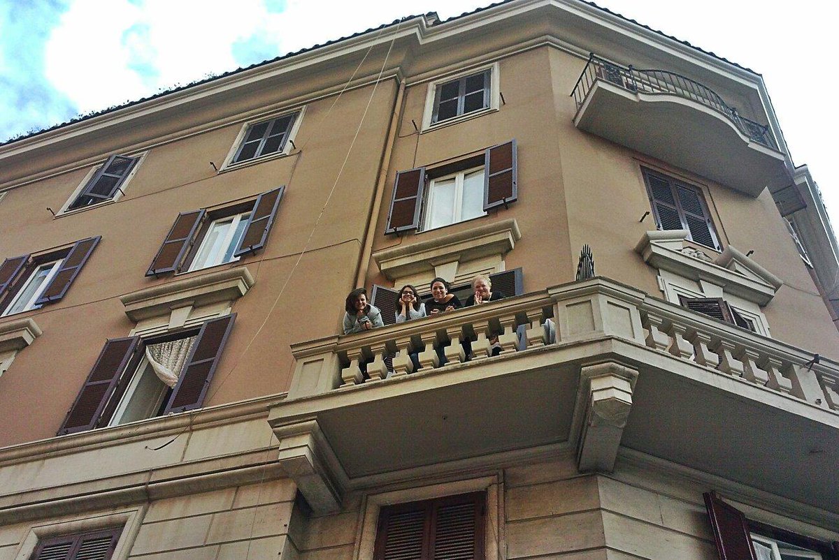 Marileda's tweet photo. #uhmaronnemia e l'Amore dell'#interno9 alla finestra. Bellissimo, Amore. http://t.co/XocftQlE8P