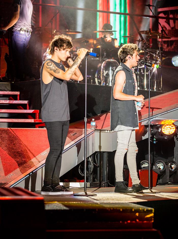 onedirection's tweet image. One more week until the #1DConcertFilmDVD is released - let celebrate with a few photos... smarturl.it/WhereWeAreDVD