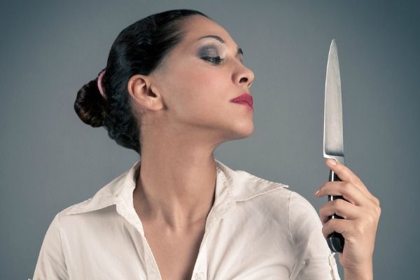 Девушка ест с ножа. С ножа не едят примета. Анджелина джоли с ножом. Нельзя есть с ножа. Есть с ножа примета.