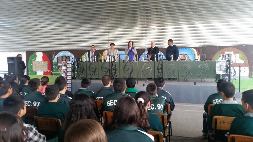 LucyPerezMX's tweet photo. Hoy estoy en la Sec. Gral. 97 difundiendo la campaña @SiRespetoMex contra el bullying http://t.co/SfTkCKwVPv