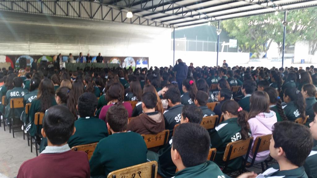 LucyPerezMX's tweet photo. Hoy estoy en la Sec. Gral. 97 difundiendo la campaña @SiRespetoMex contra el bullying http://t.co/SfTkCKwVPv