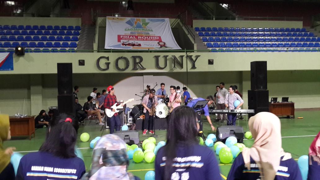 GMEconolympics's tweet photo. Rame banget yaaa closingnyaa!! Siapa dulu bintang tamunyaaa @BatigaOfficial http://t.co/ZQs94c1036