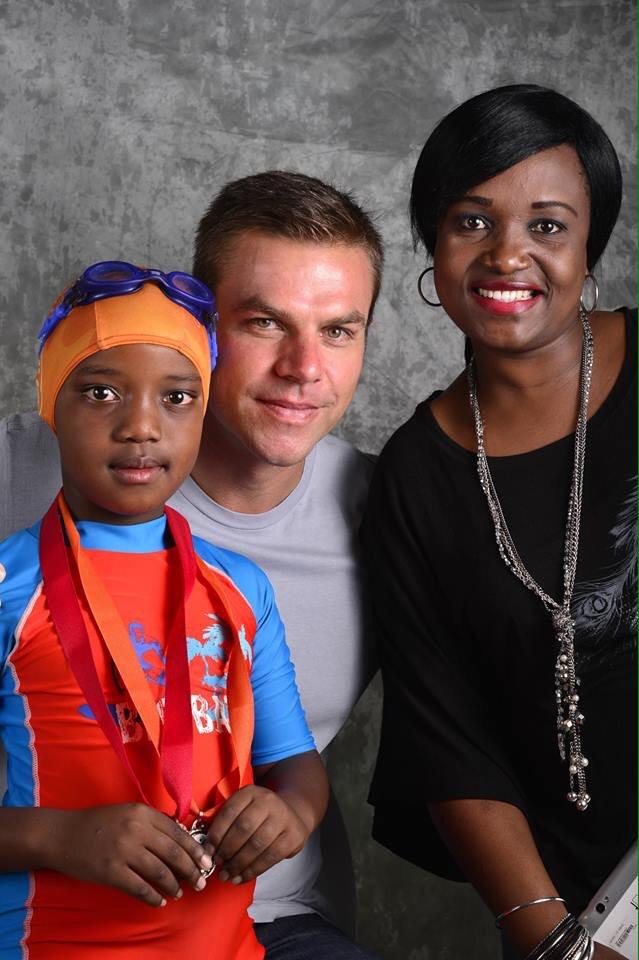 learntoswim_sa's tweet image. Moms & Dads also enjoying taking pics with Ryk Neethling.