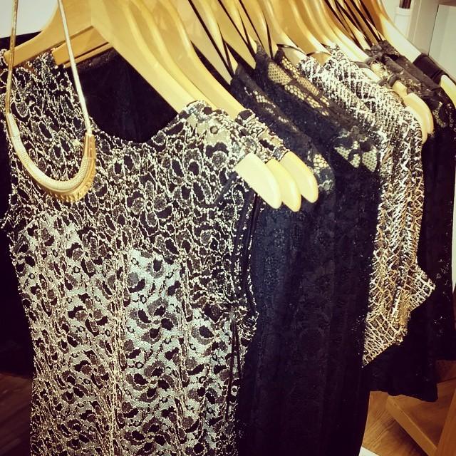 anguiano_esme's tweet image. En partyställning!! #party #blackandgold #sisterspoint #christmastime #loveit!