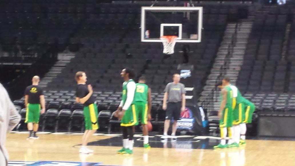 LegendsBBall's tweet photo. Taking care of the basics @OregonMBB. #legendsclassic http://t.co/Rl623x3laZ