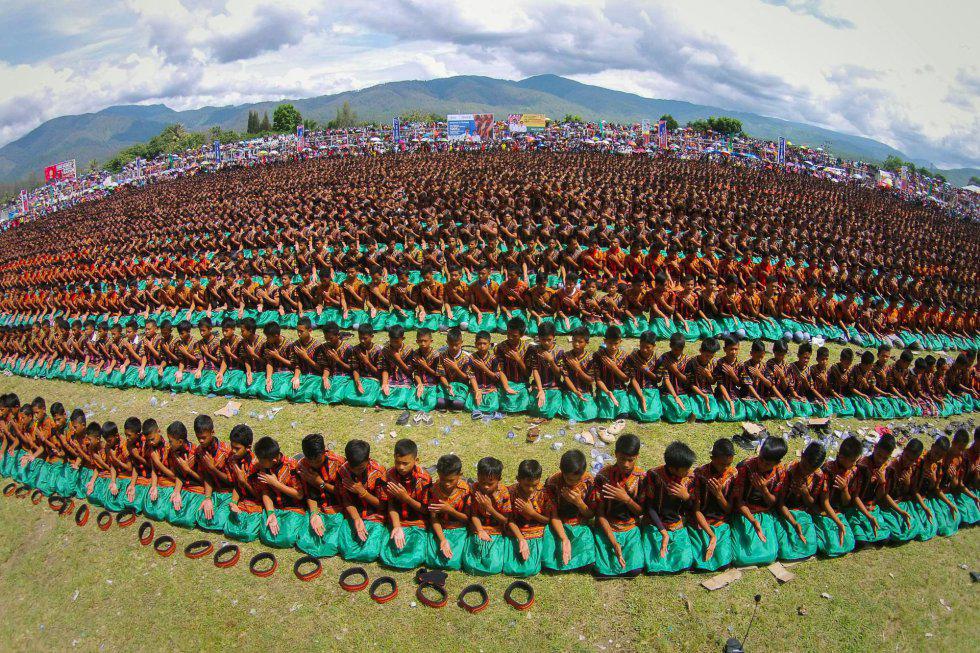 el_pais's tweet photo. Fotogalería: Un festival en Indonesia o un reflejo simétrico en el río, entre las fotos de hoy http://t.co/Q18VYdVyvQ http://t.co/BLO7KK4VoR